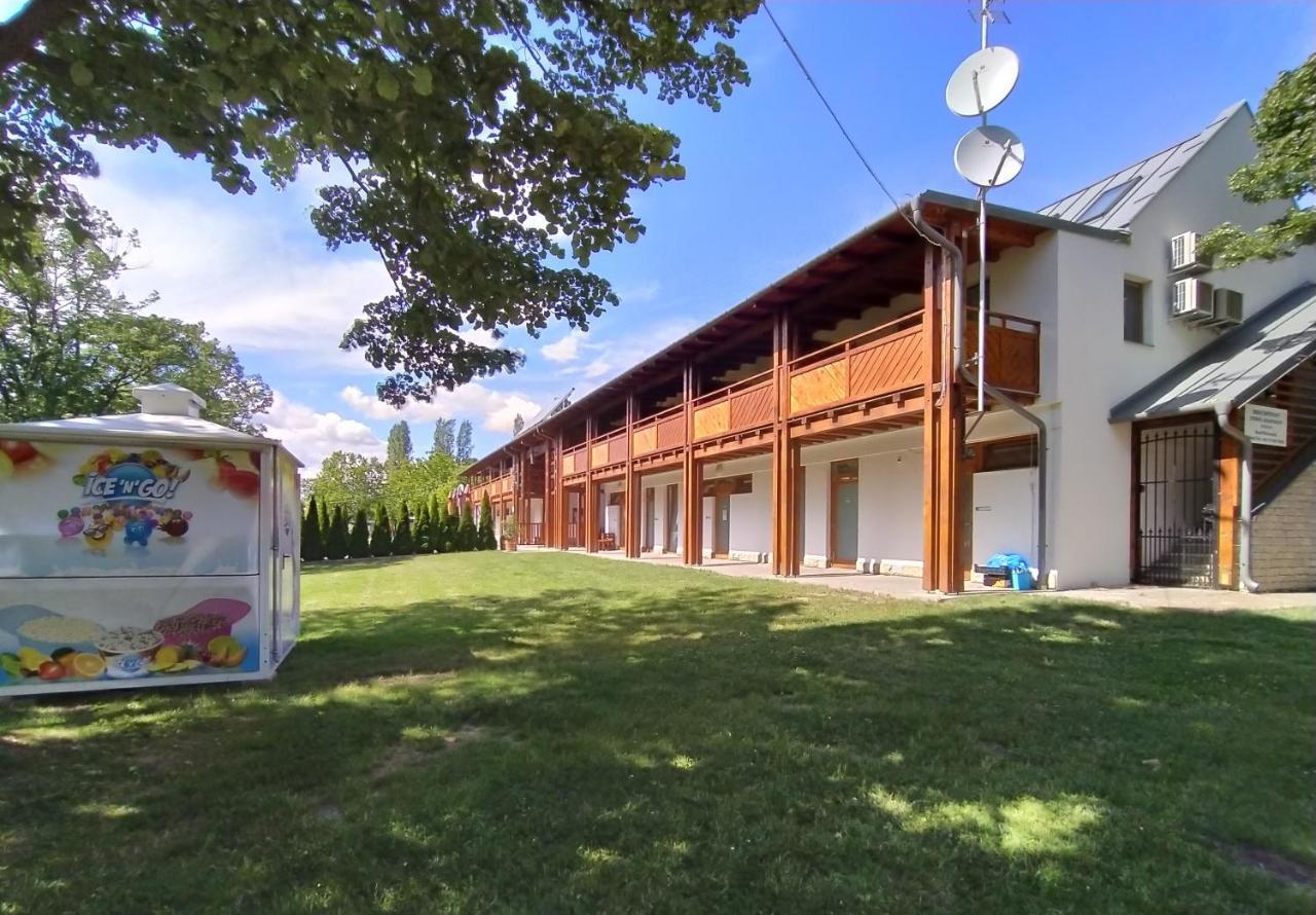 Elizabeth Vendeghaz Balatonfuzfon A Strandnal Exterior photo